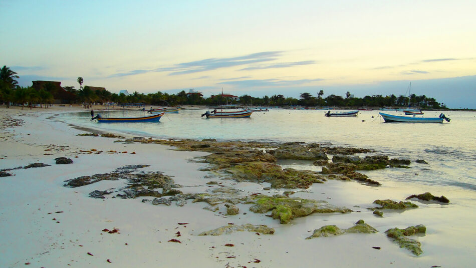 Playa de Akumal. Fotografía de Serge Melki; Licencia Creative Commons.