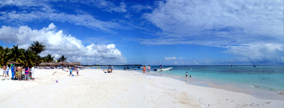 Panorámica de la playa Xpu-ha. Fotografía de Robert Pittman; Licencia Creative Commons.