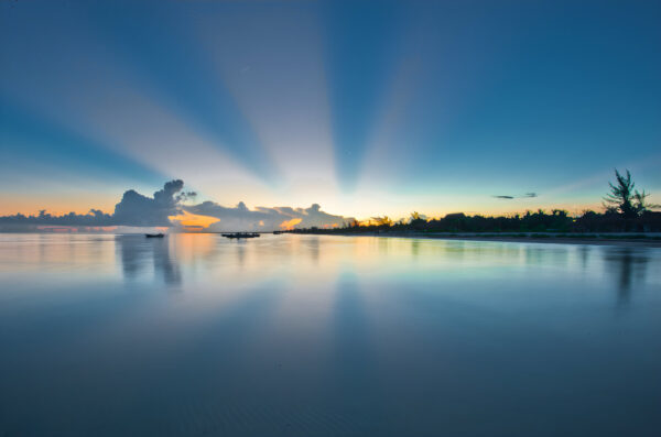Atardecer en Holbox con el sol de fondo.