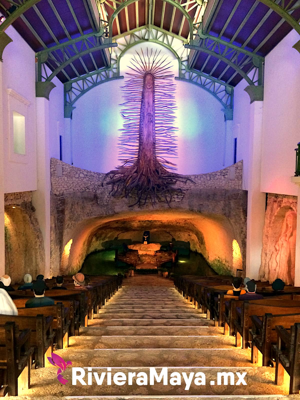 Capilla de Xcaret con una imagen religiosa en el fondo.