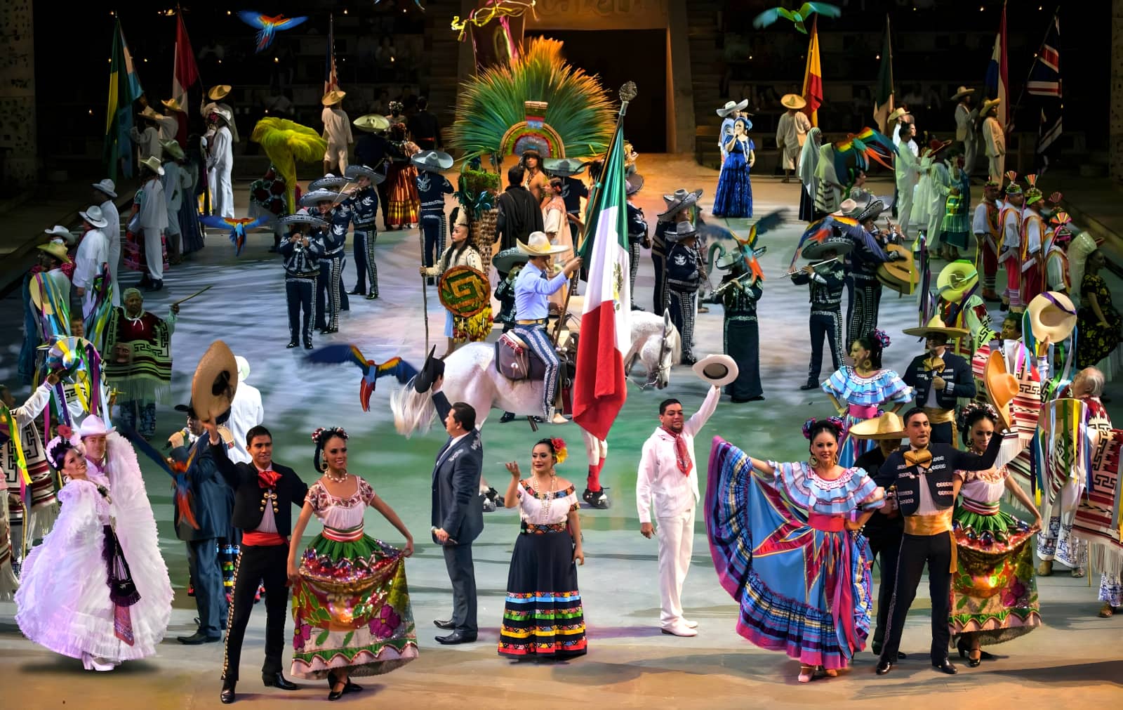精彩絕倫墨西哥文化表演．代表墨西哥不同的名足文化．
