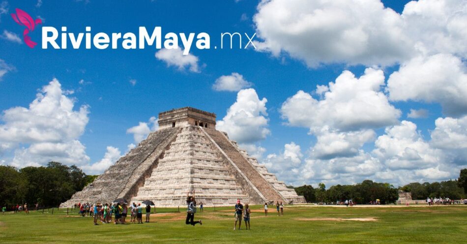 Chichén Itzá sous un ciel bleu avec des nuages blancs.